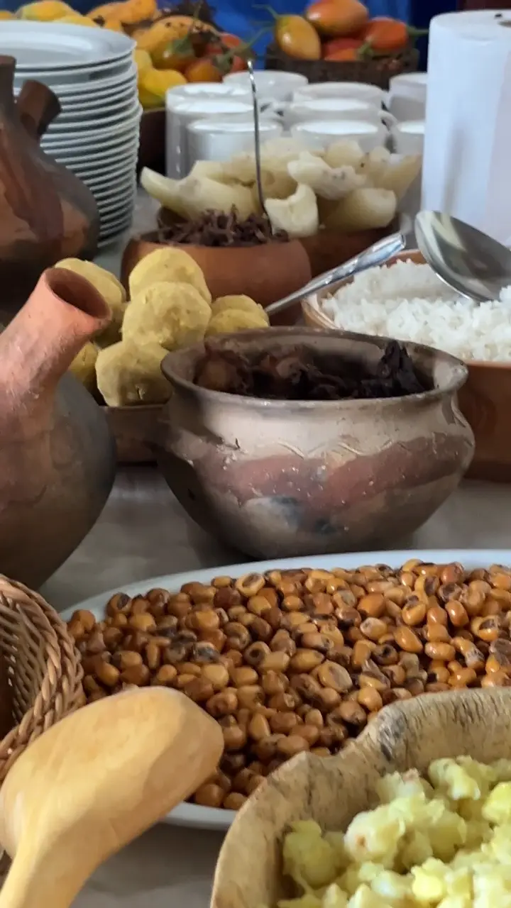 Mesa servida con ollas de barro, cancha tostada, arroz y otros platos de la zona.